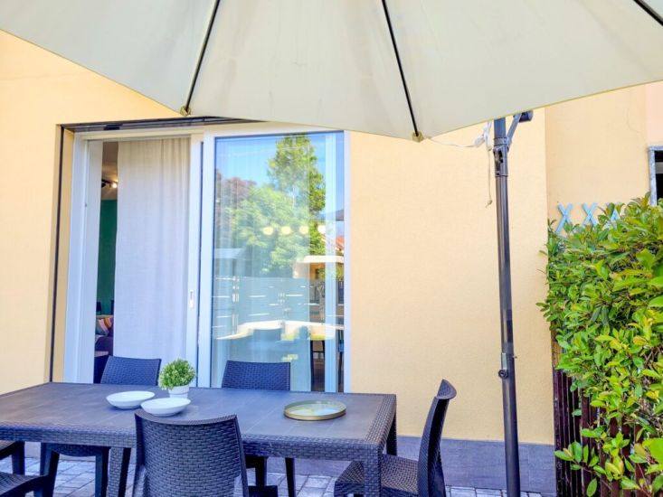 giardino con tavolo da pranzo