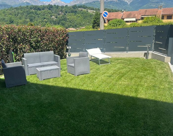 giardino attrezzato e ingresso