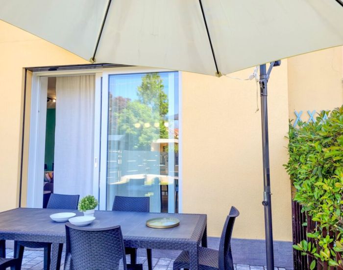 giardino con tavolo da pranzo