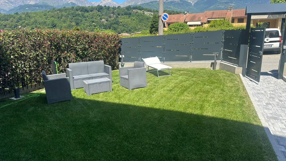 giardino attrezzato e ingresso