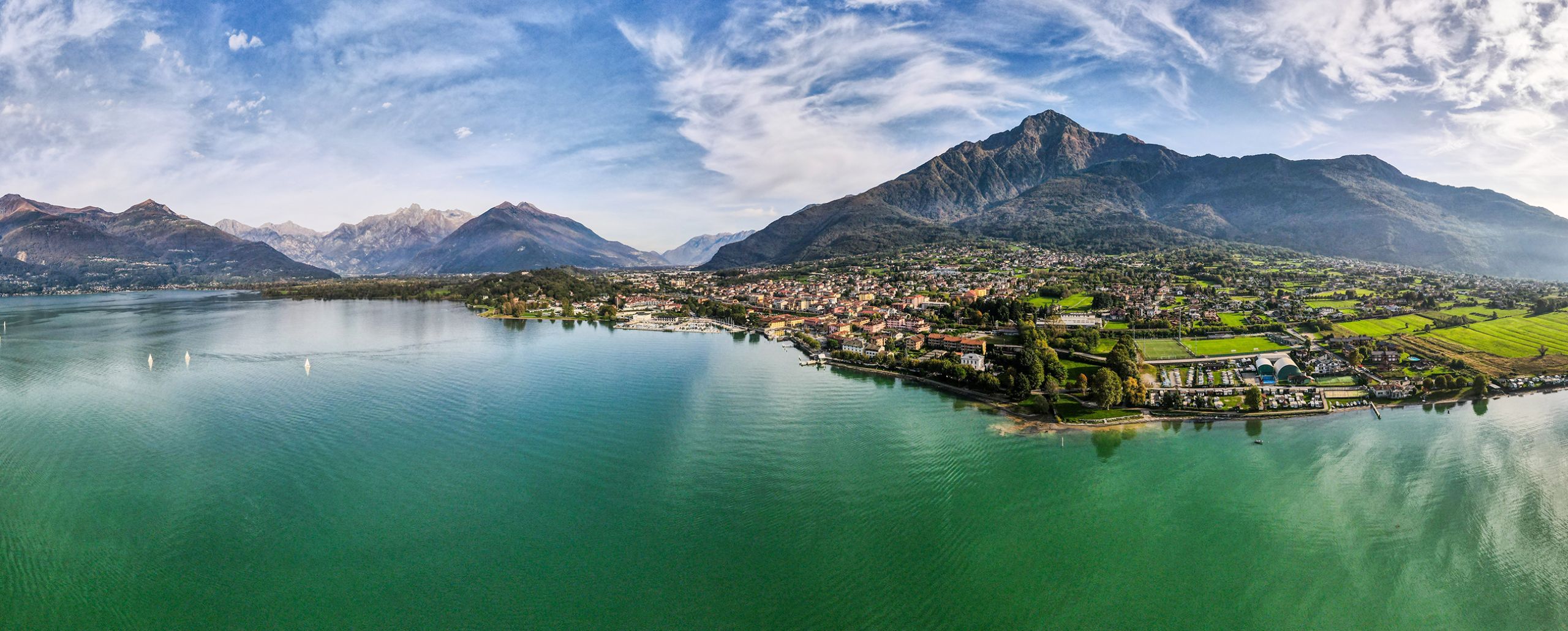 lago di como, baia di colico e alpi sullo sfondo